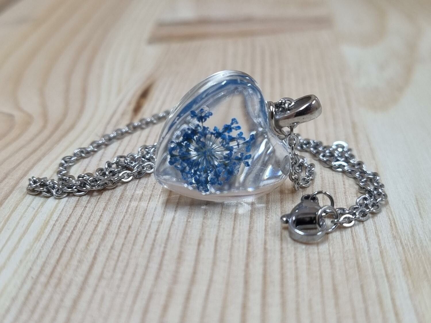 Halsband i rostfritt stål med fin berlock i glas (blå)