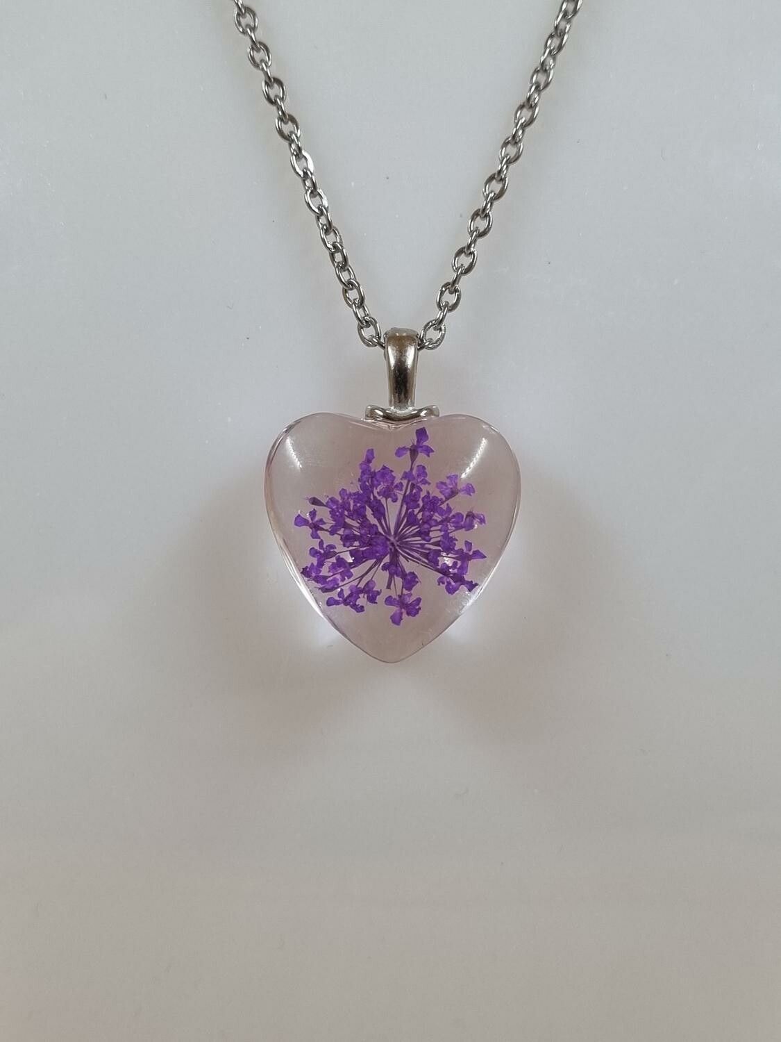 Halsband i rostfritt stål med fin berlock i glas (lila)