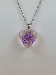 Halsband i rostfritt stål med fin berlock i glas (lila)