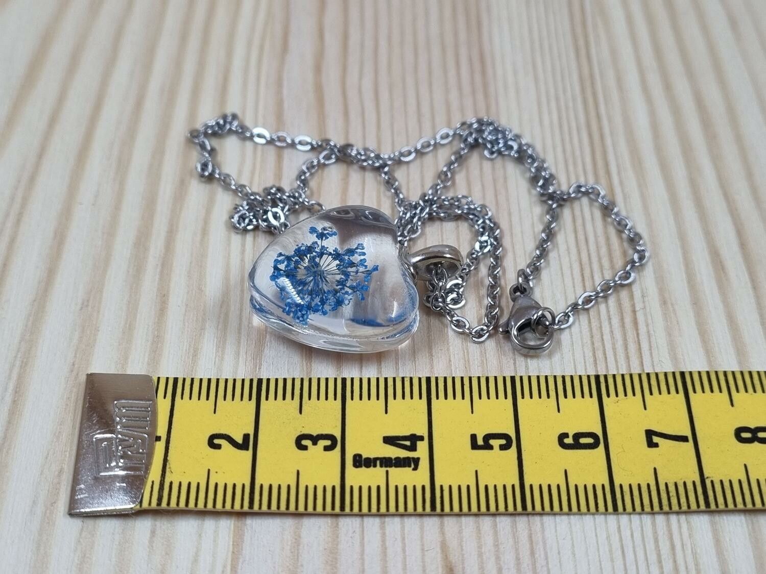 Halsband i rostfritt stål med fin berlock i glas (blå)