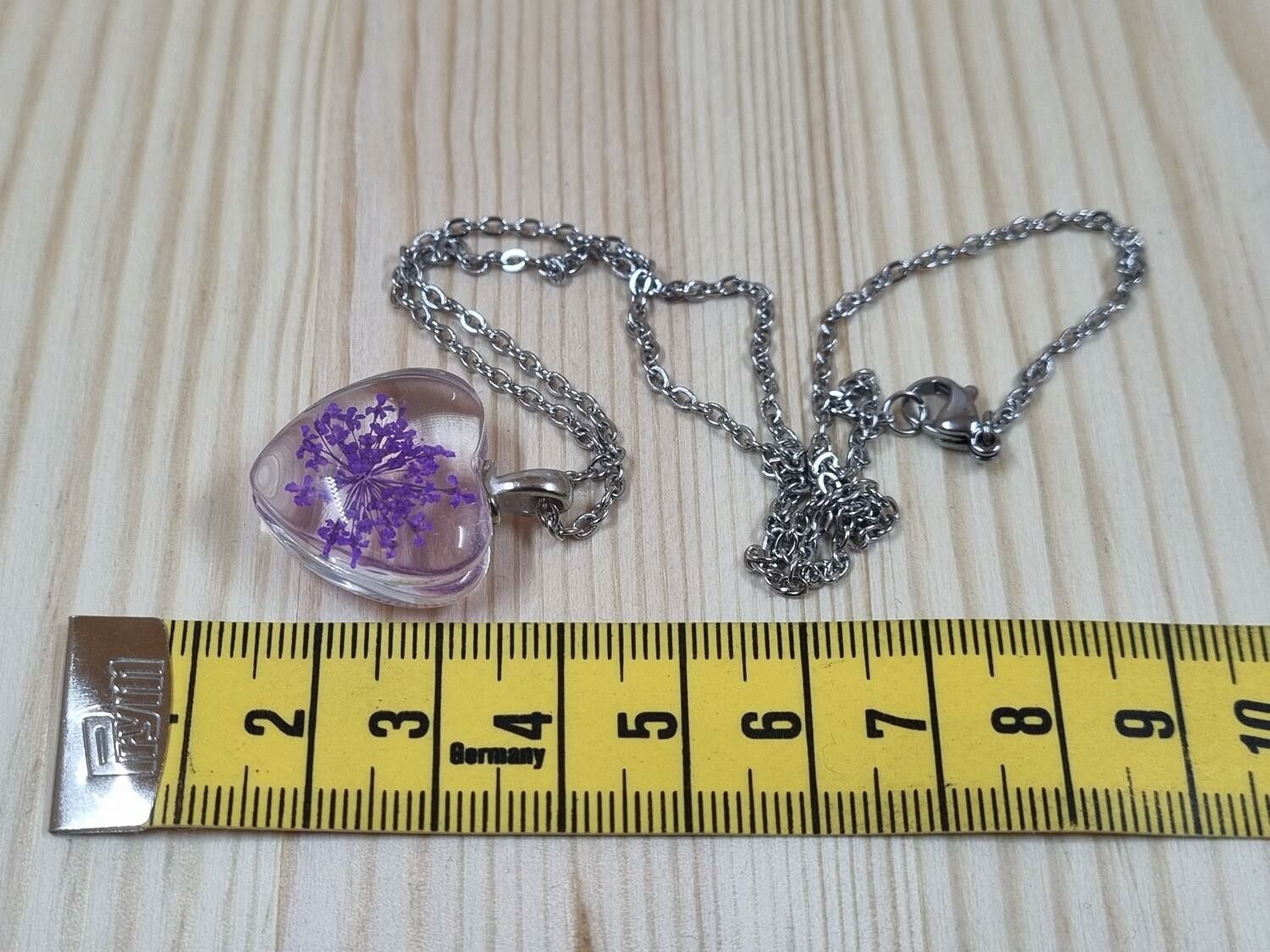 Halsband i rostfritt stål med fin berlock i glas (lila)