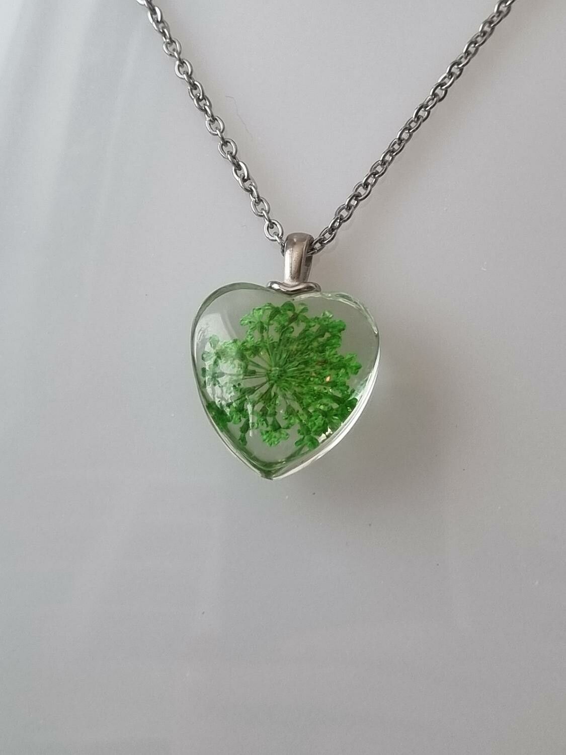 Halsband med hjärtformad glasberlock (50 cm lång kedja) - Grön