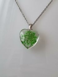 Halsband med hjärtformad glasberlock (50 cm lång kedja) - Grön