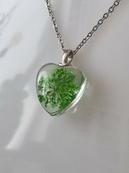 Halsband med hjärtformad glasberlock (50 cm lång kedja) - Grön