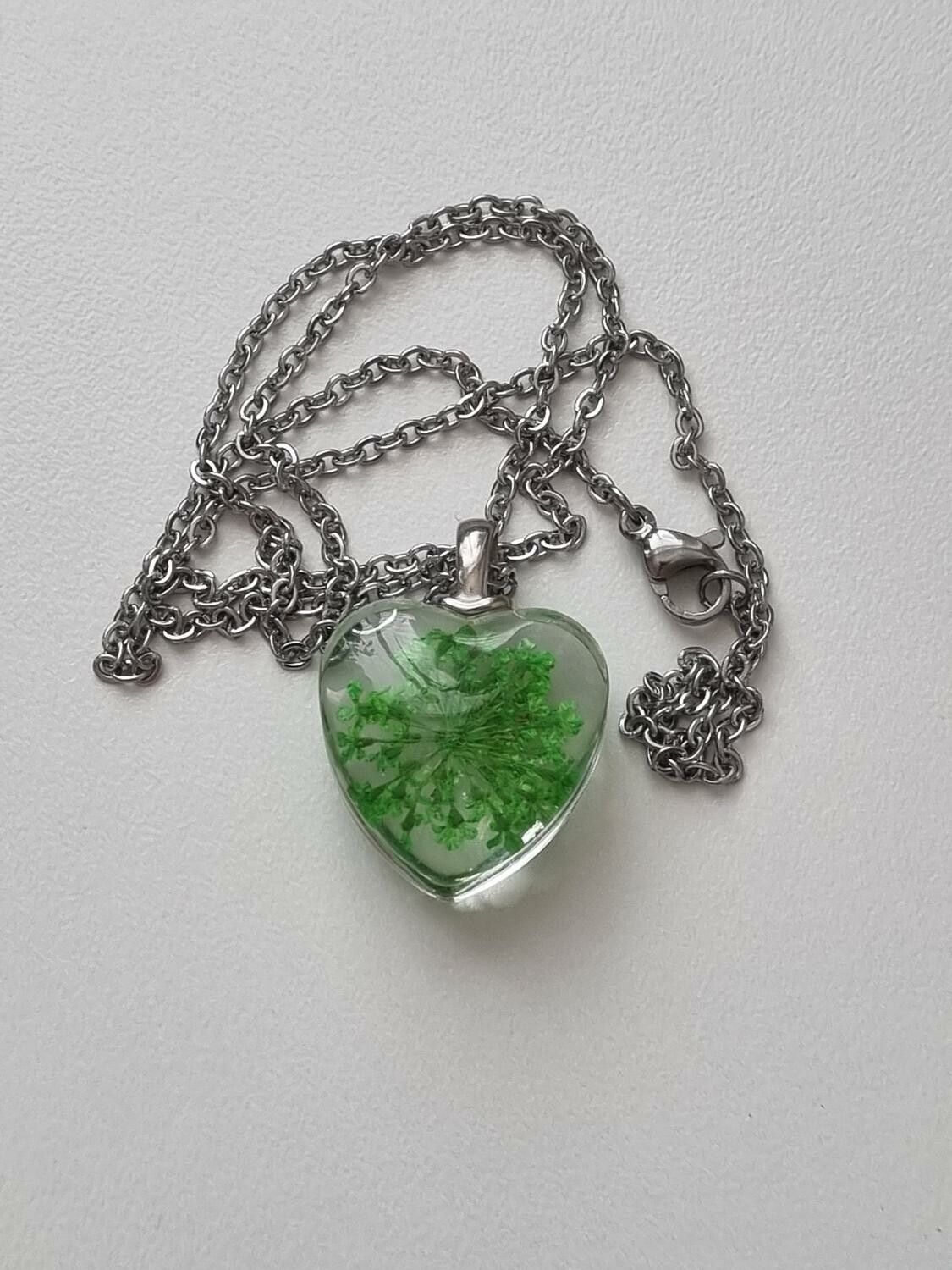 Halsband med hjärtformad glasberlock (50 cm lång kedja) - Grön