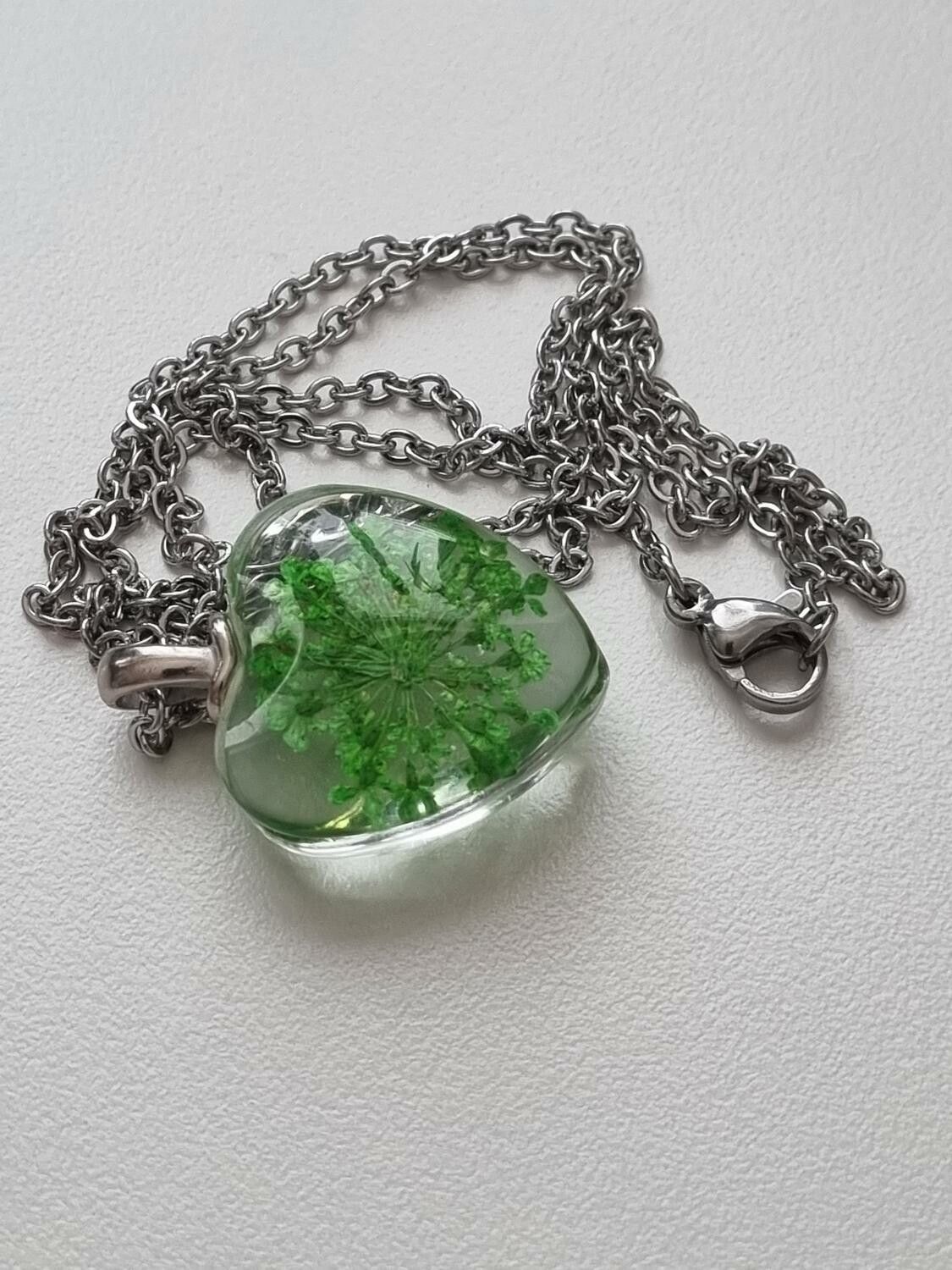 Halsband med hjärtformad glasberlock (50 cm lång kedja) - Grön