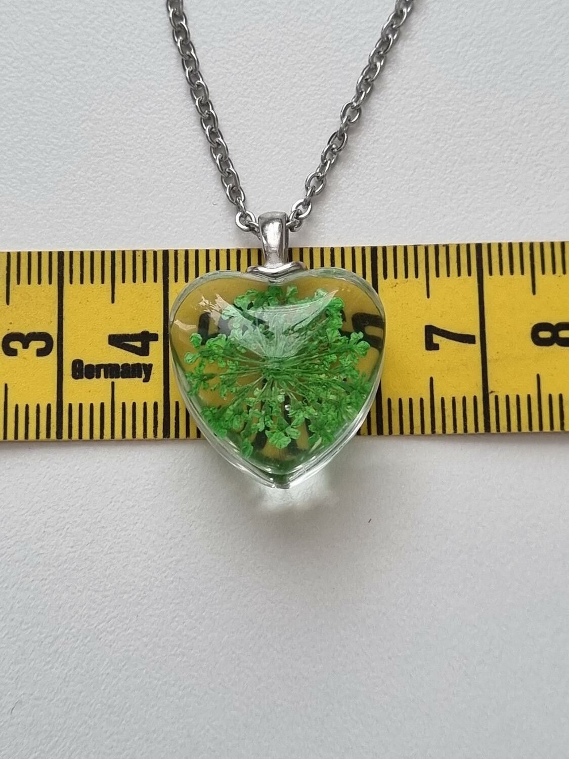 Halsband med hjärtformad glasberlock (50 cm lång kedja) - Grön