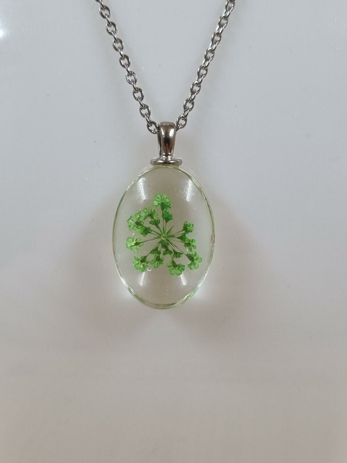 Halsband i rostfritt stål med fin berlock i glas (grön)