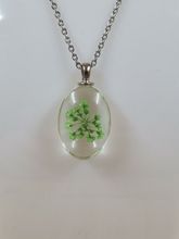 Halsband i rostfritt stål med fin berlock i glas (grön)