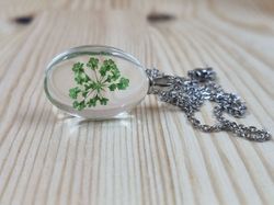 Halsband i rostfritt stål med fin berlock i glas (grön)