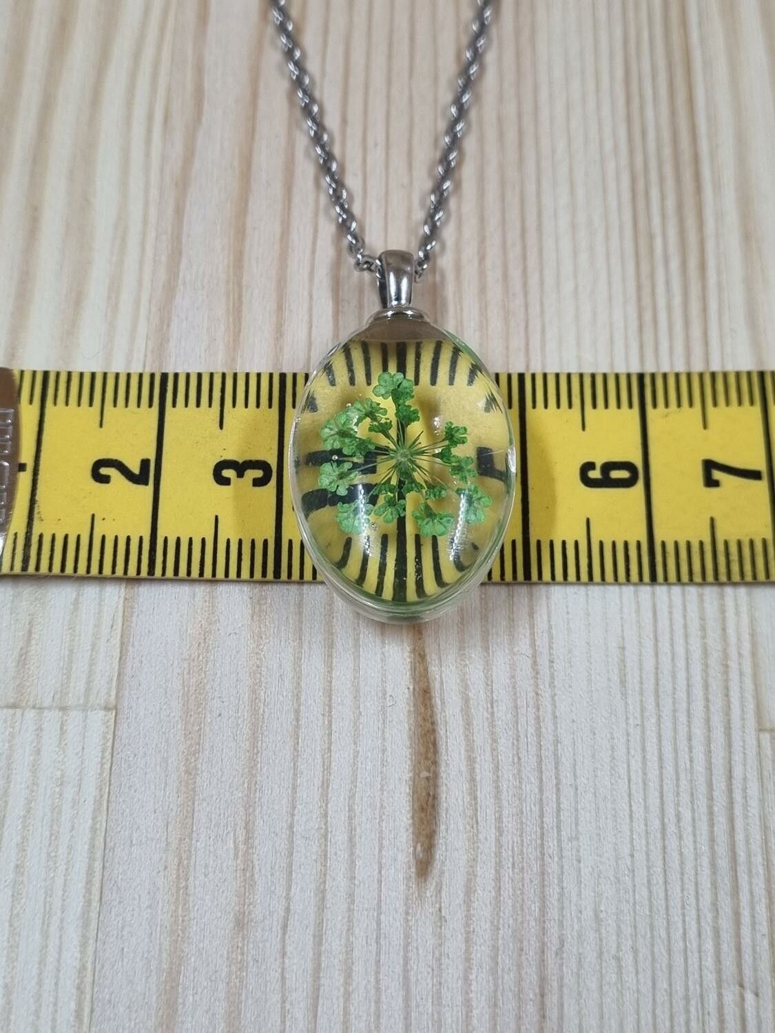 Halsband i rostfritt stål med fin berlock i glas (grön)
