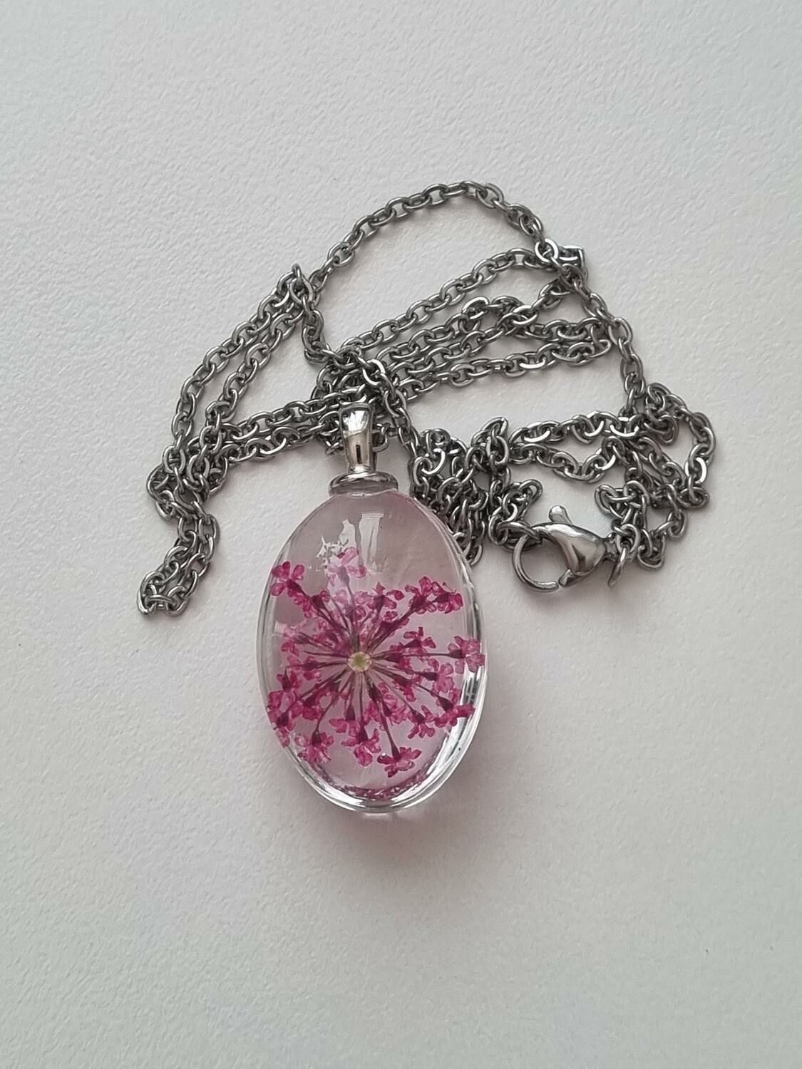 Halsband med oval glasberlock (50 cm lång kedja) - Cerise