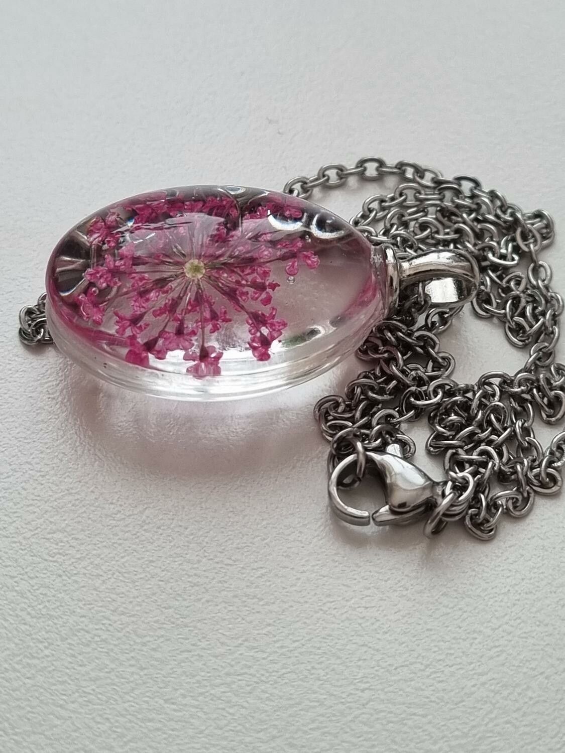 Halsband med oval glasberlock (50 cm lång kedja) - Cerise