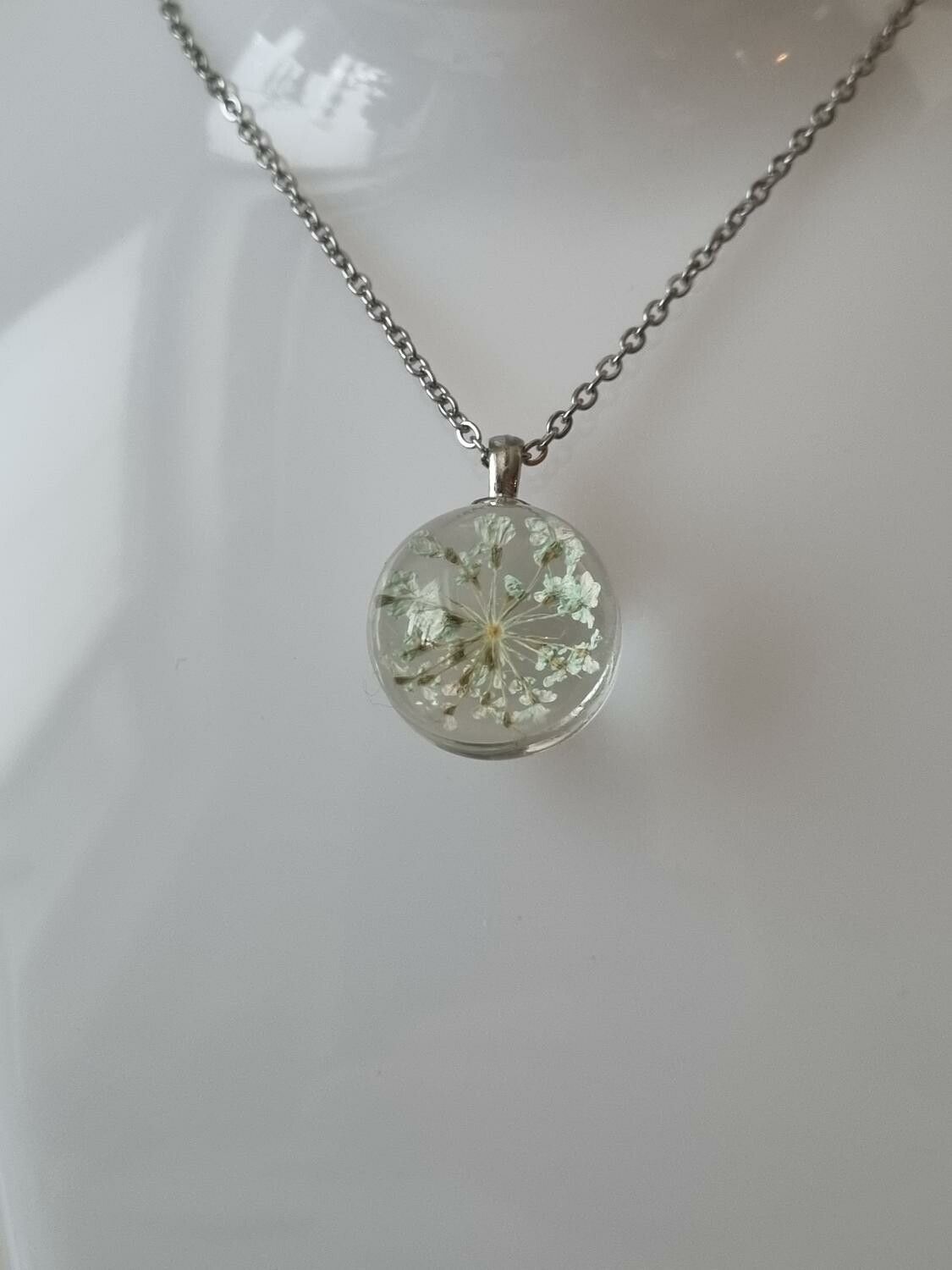 Halsband med fin rund berlock i glas (vit)