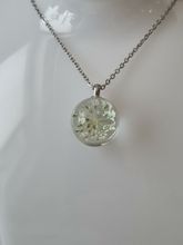 Halsband med fin rund berlock i glas (vit)