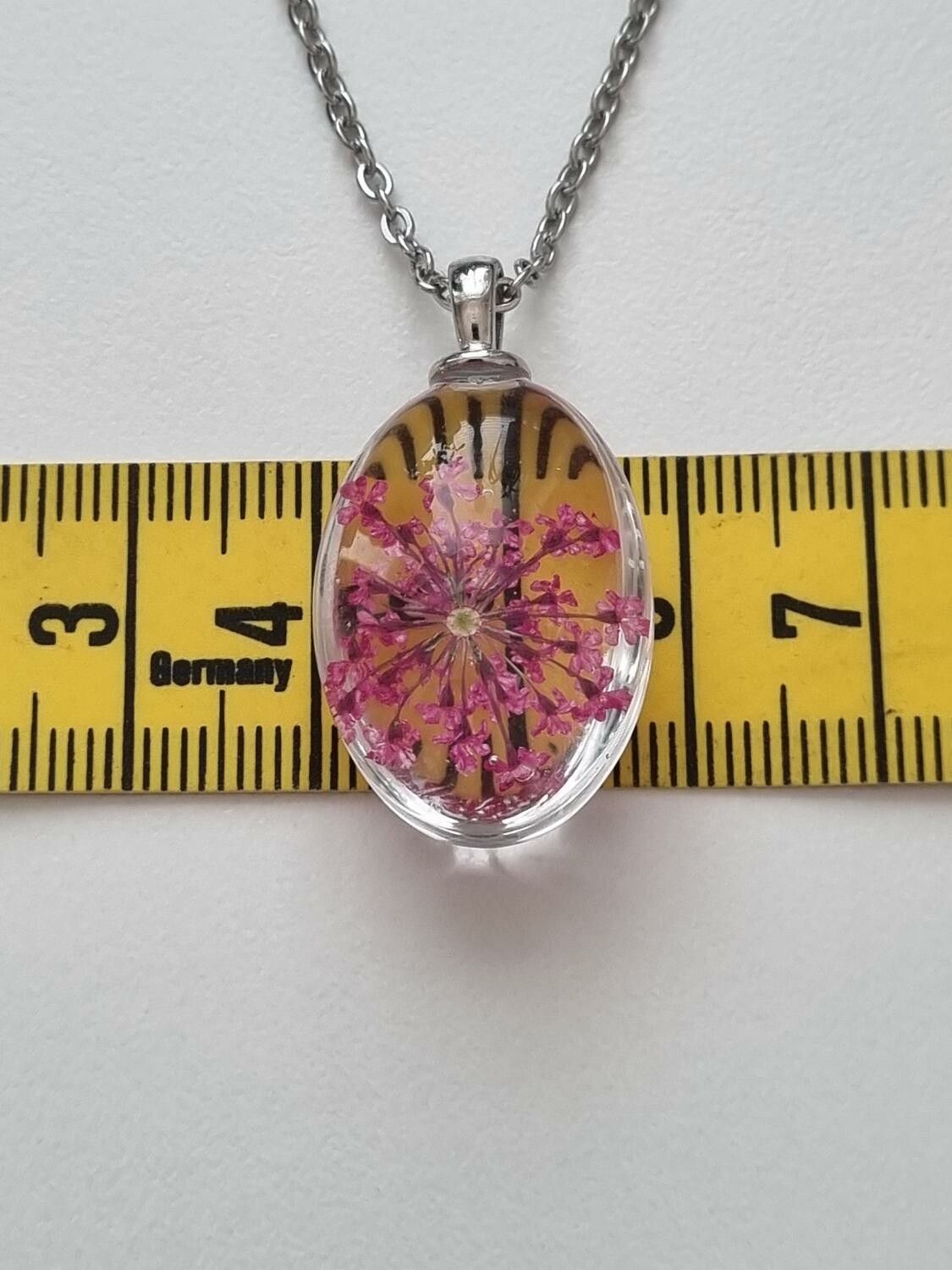 Halsband med oval glasberlock (50 cm lång kedja) - Cerise