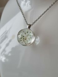 Halsband med fin rund berlock i glas (vit)