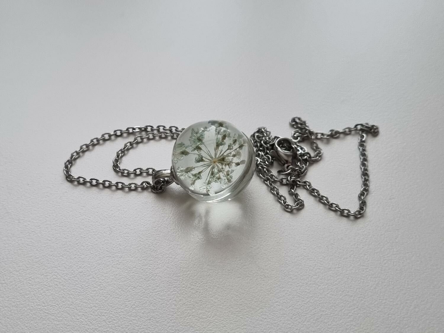 Halsband med fin rund berlock i glas (vit)