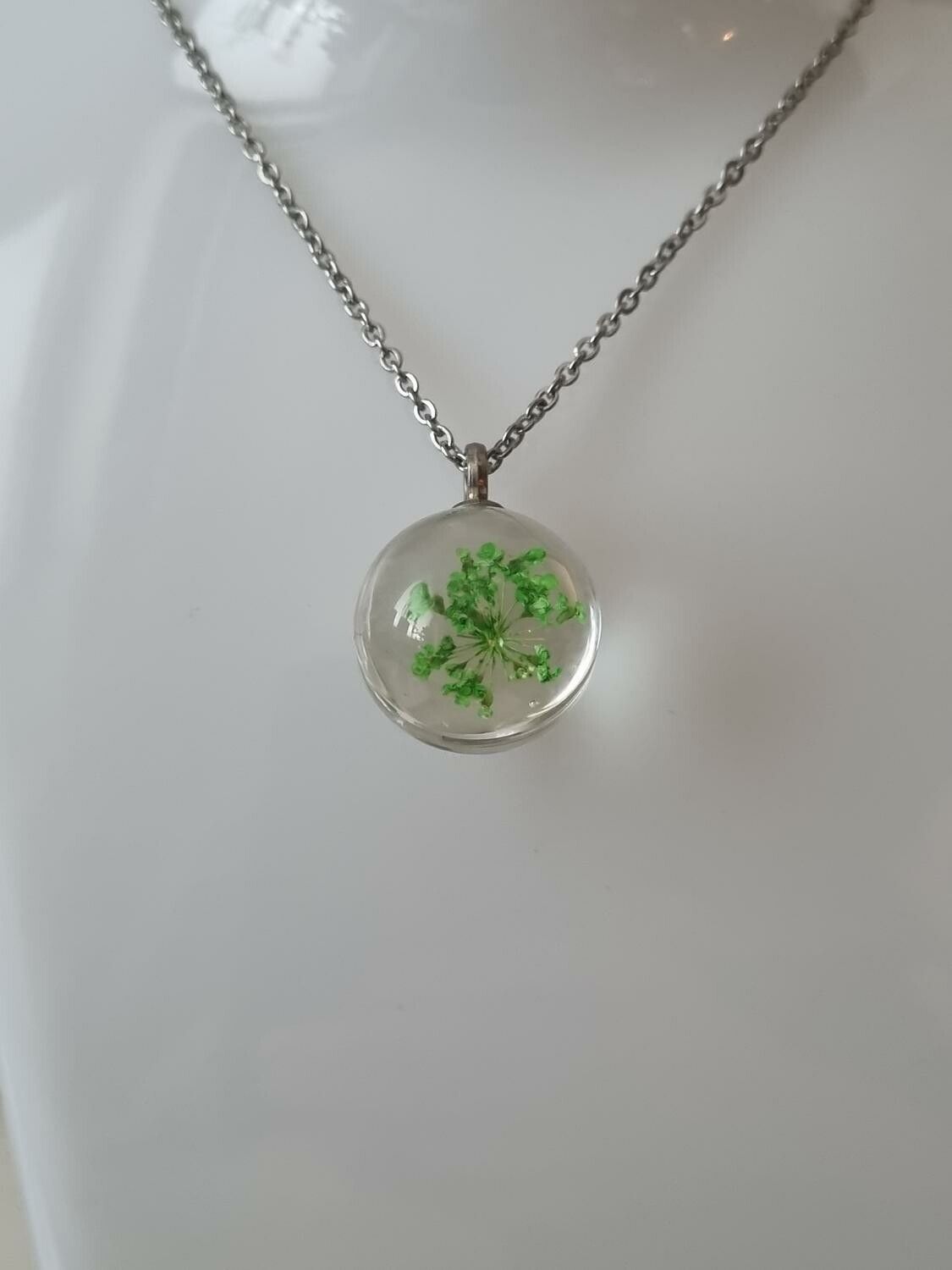 Halsband med fin rund berlock i glas (grön)