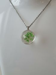 Halsband med fin rund berlock i glas (grön)