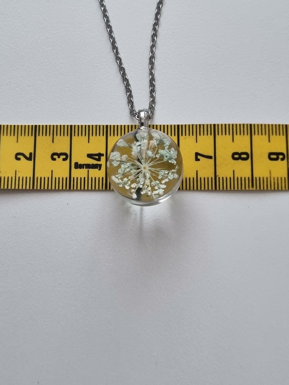 Halsband med fin rund berlock i glas (vit)