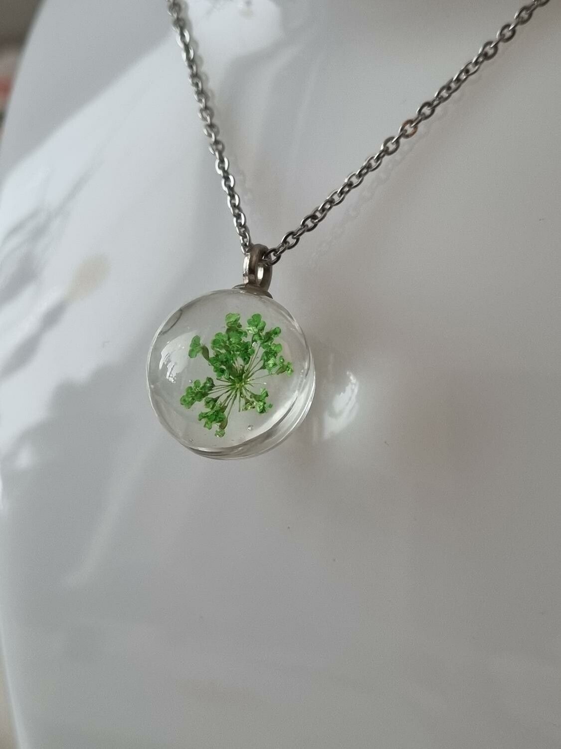 Halsband med fin rund berlock i glas (grön)