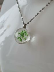 Halsband med fin rund berlock i glas (grön)