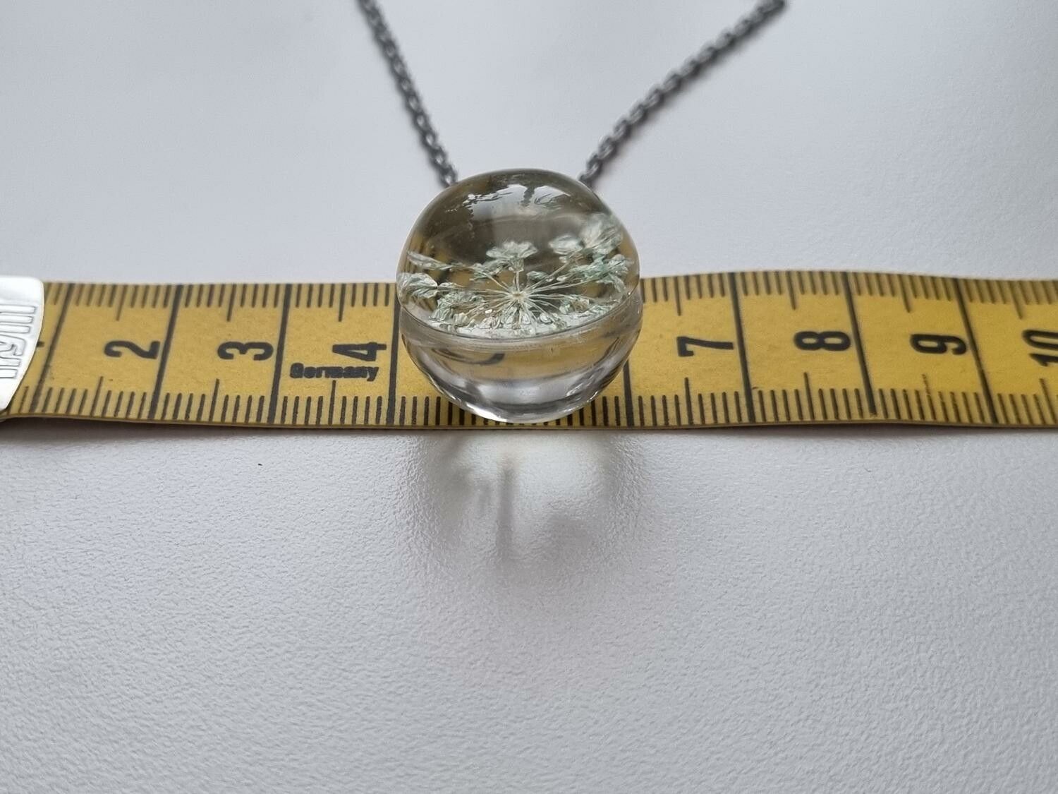 Halsband med fin rund berlock i glas (vit)