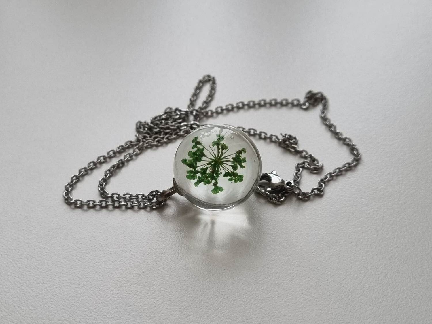 Halsband med fin rund berlock i glas (grön)