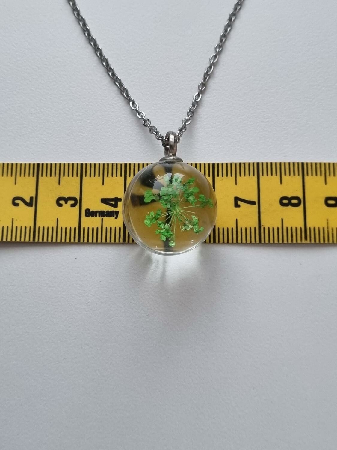 Halsband med fin rund berlock i glas (grön)