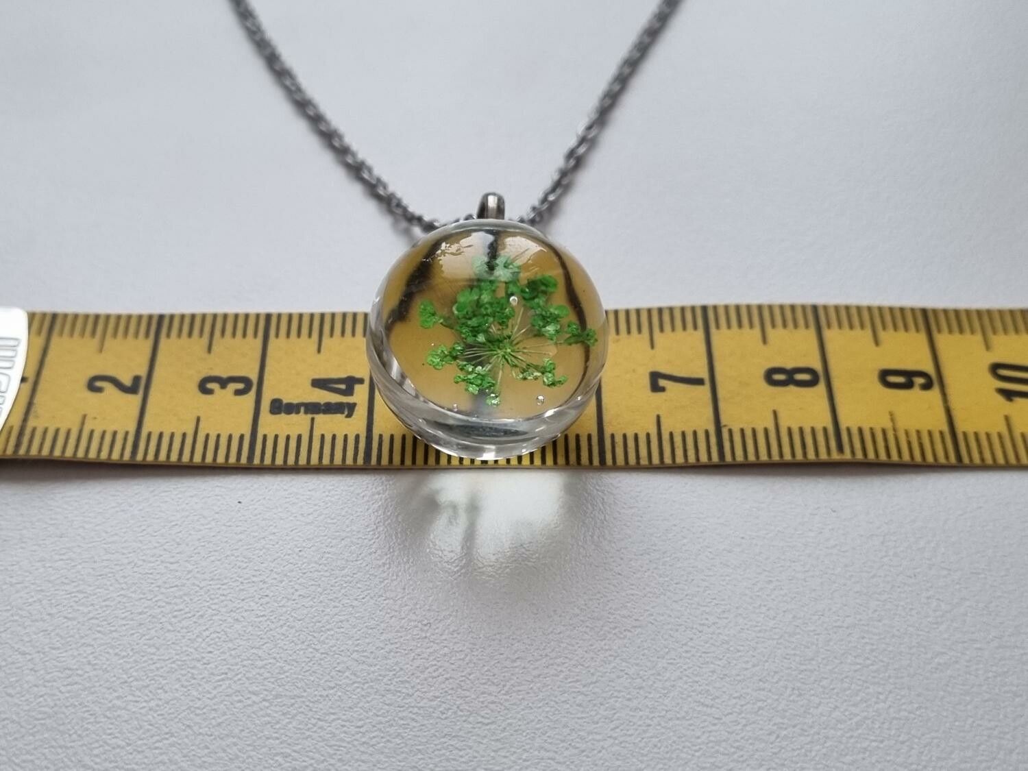 Halsband med fin rund berlock i glas (grön)