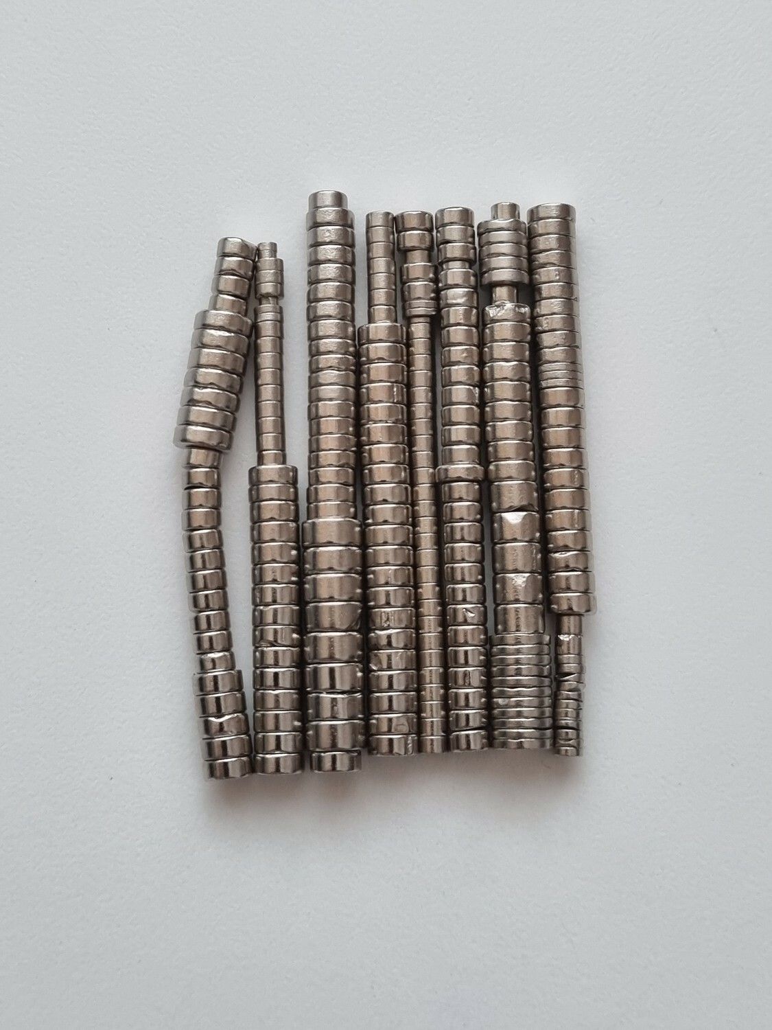 Ca 230 st chippade / trasiga Neodymium magneter i olika storlekar