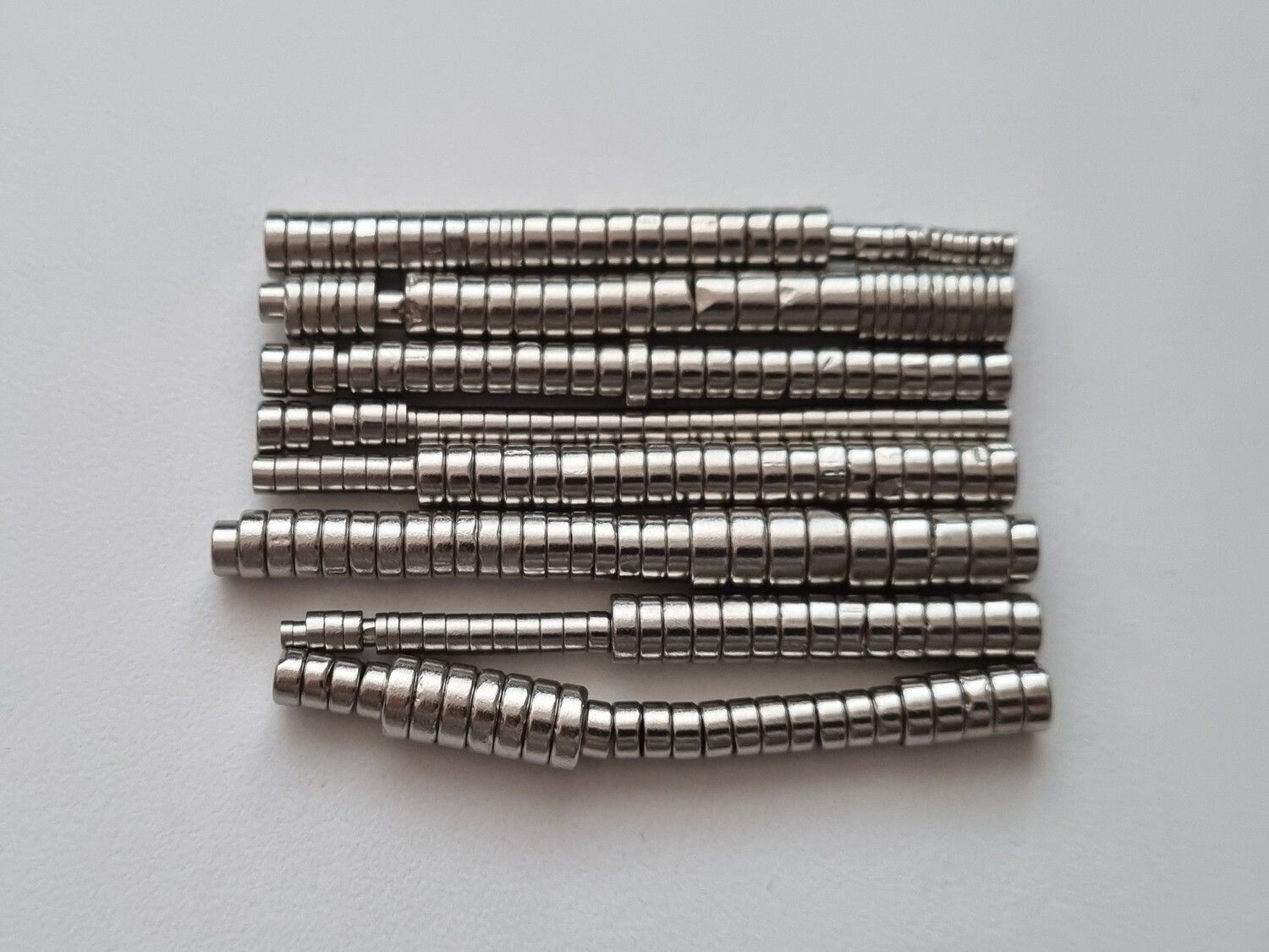 Ca 230 st chippade / trasiga Neodymium magneter i olika storlekar