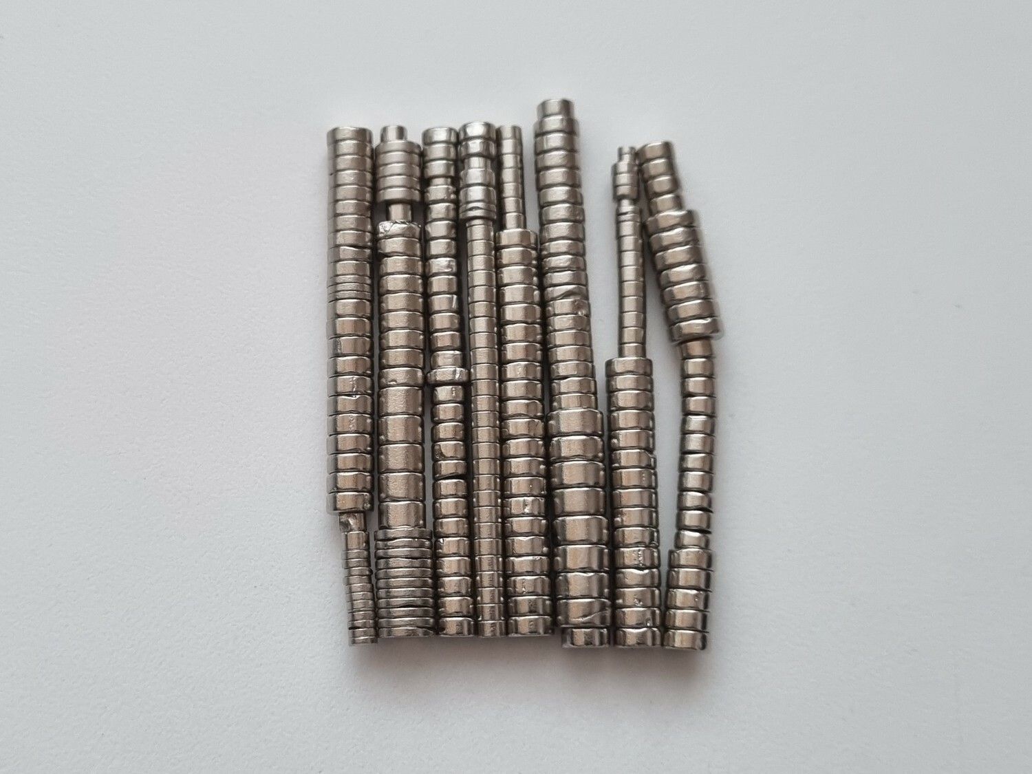 Ca 230 st chippade / trasiga Neodymium magneter i olika storlekar