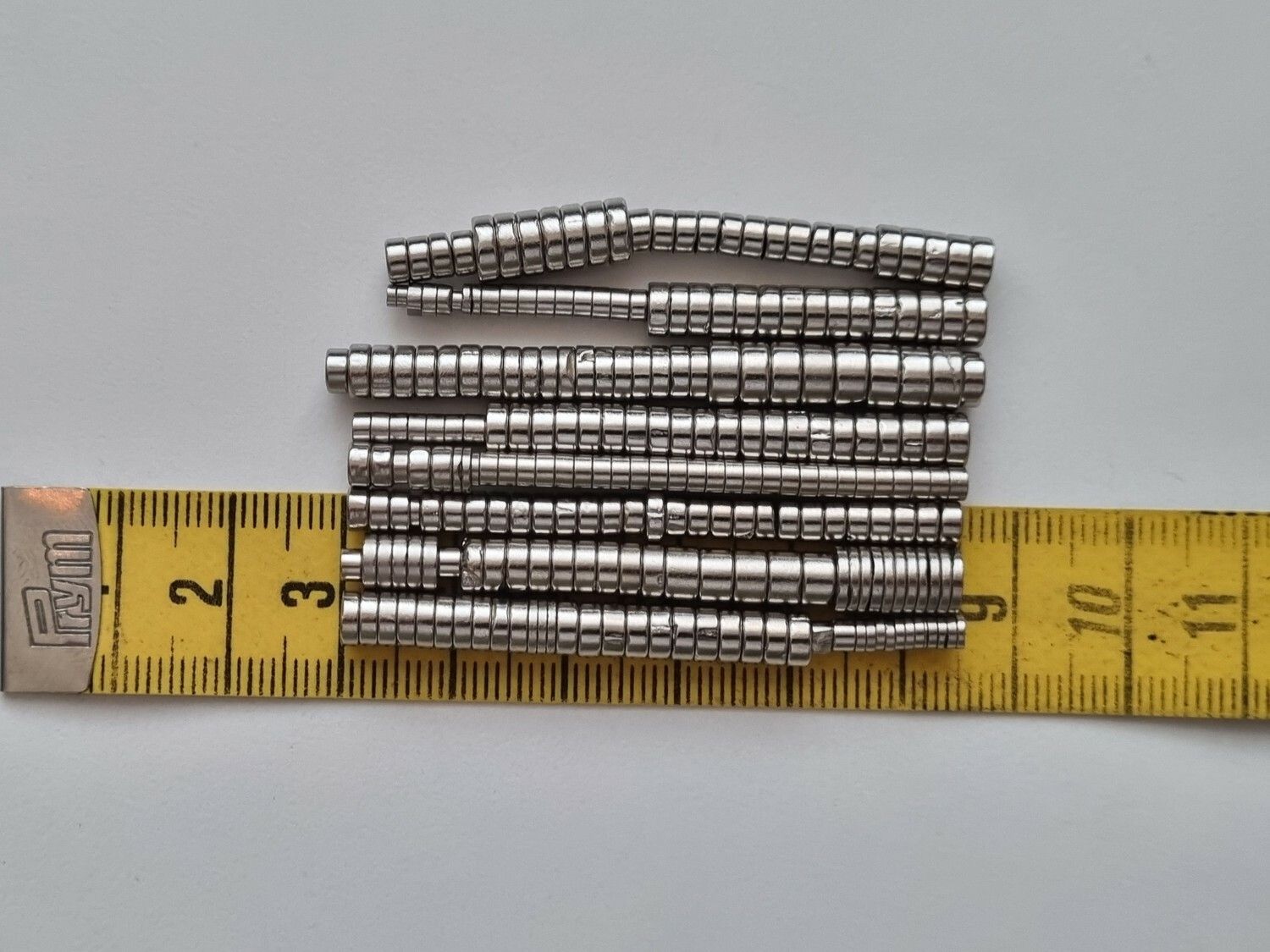 Ca 230 st chippade / trasiga Neodymium magneter i olika storlekar