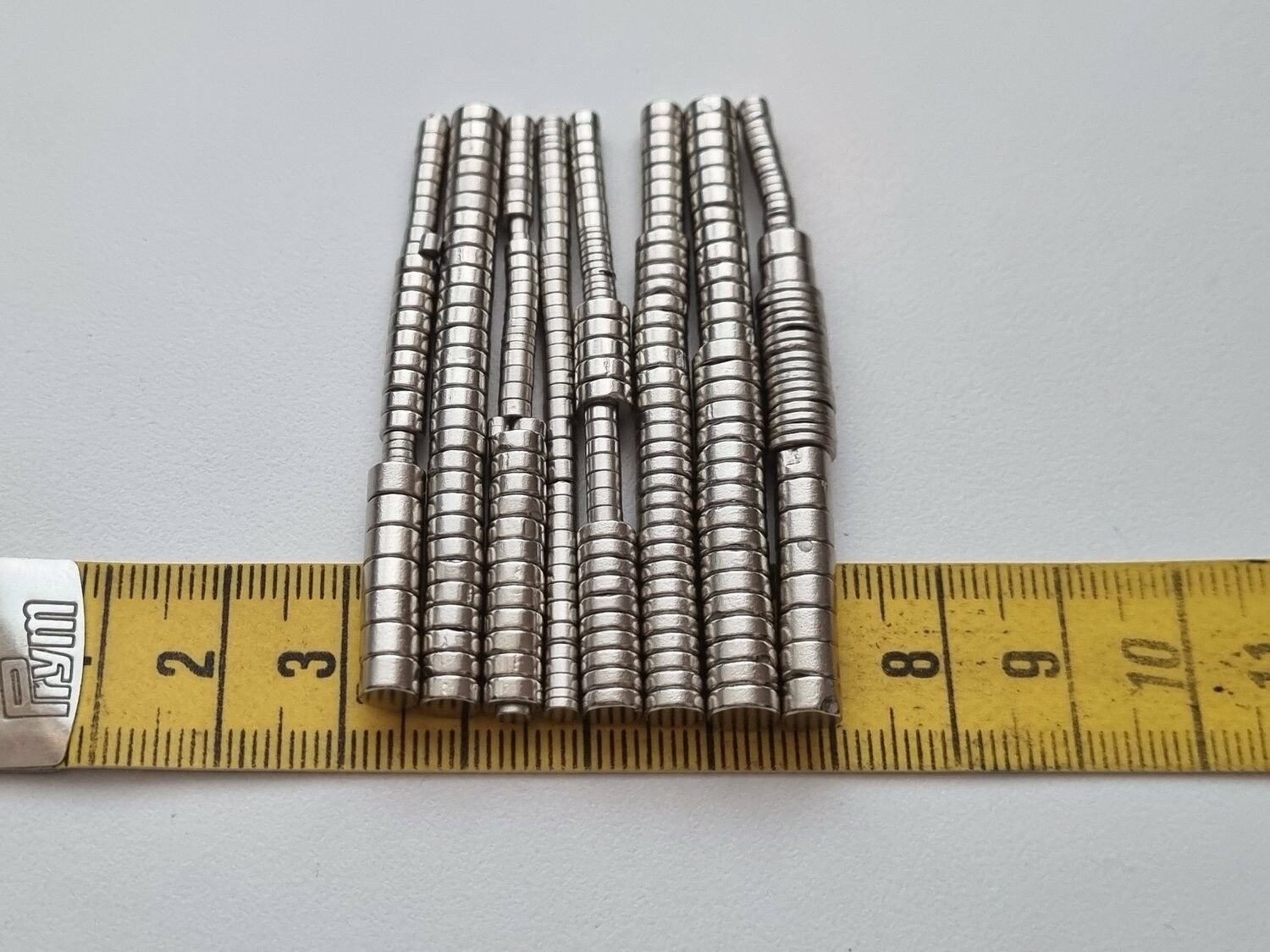 Ca 290 st chippade / trasiga Neodymium magneter i olika storlekar