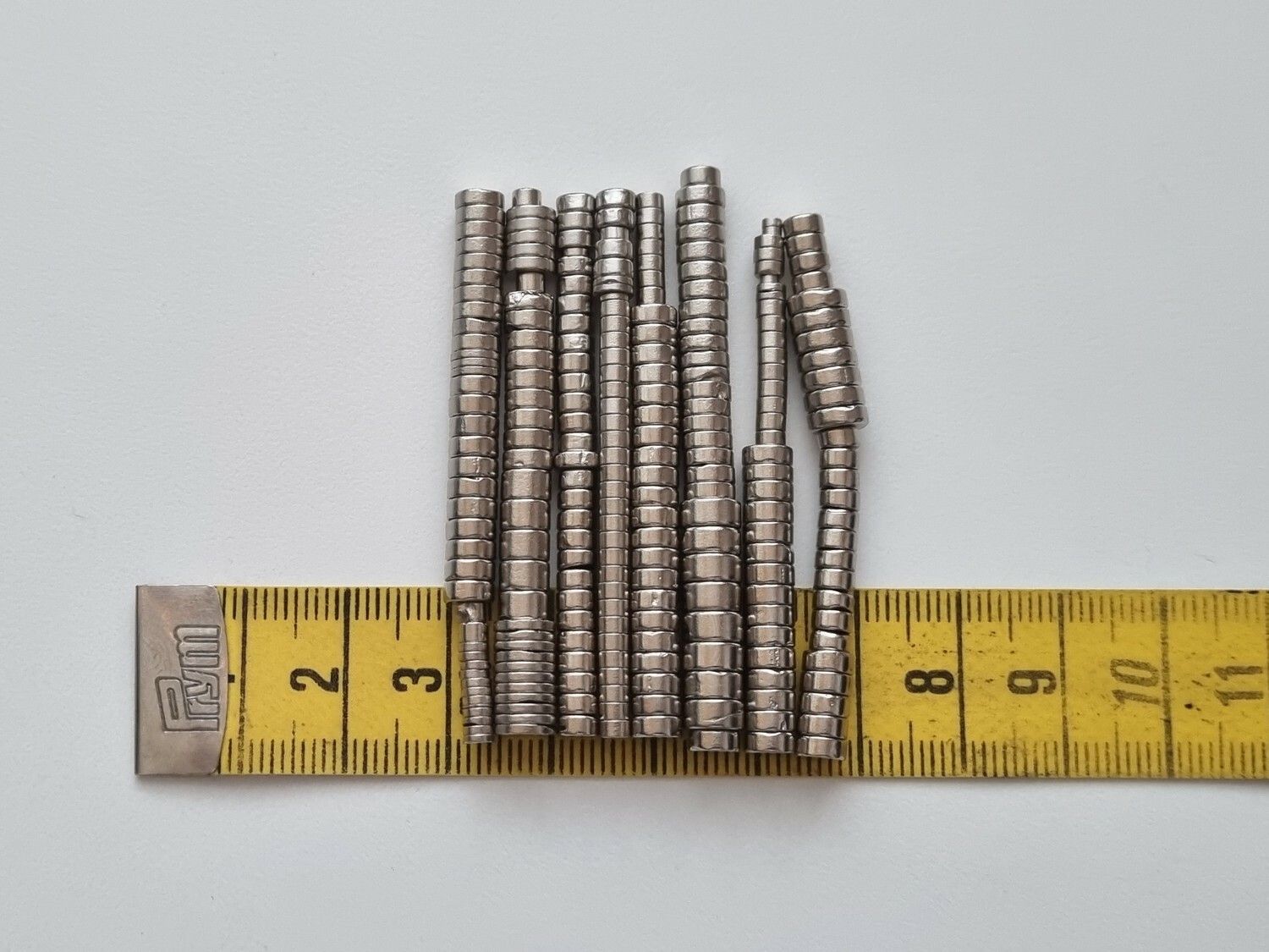 Ca 230 st chippade / trasiga Neodymium magneter i olika storlekar
