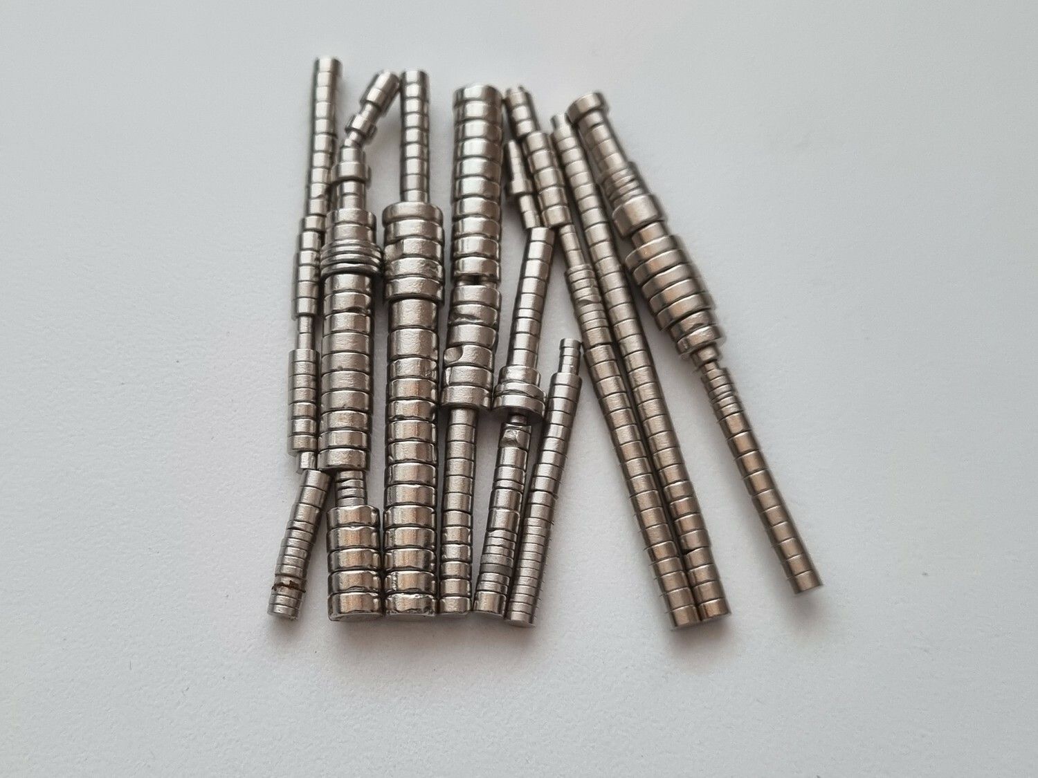 Ca 300 st chippade / trasiga Neodymium magneter i olika storlekar