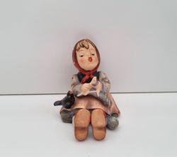 Goebel Hummel figurin - Flicka som fördriver tiden