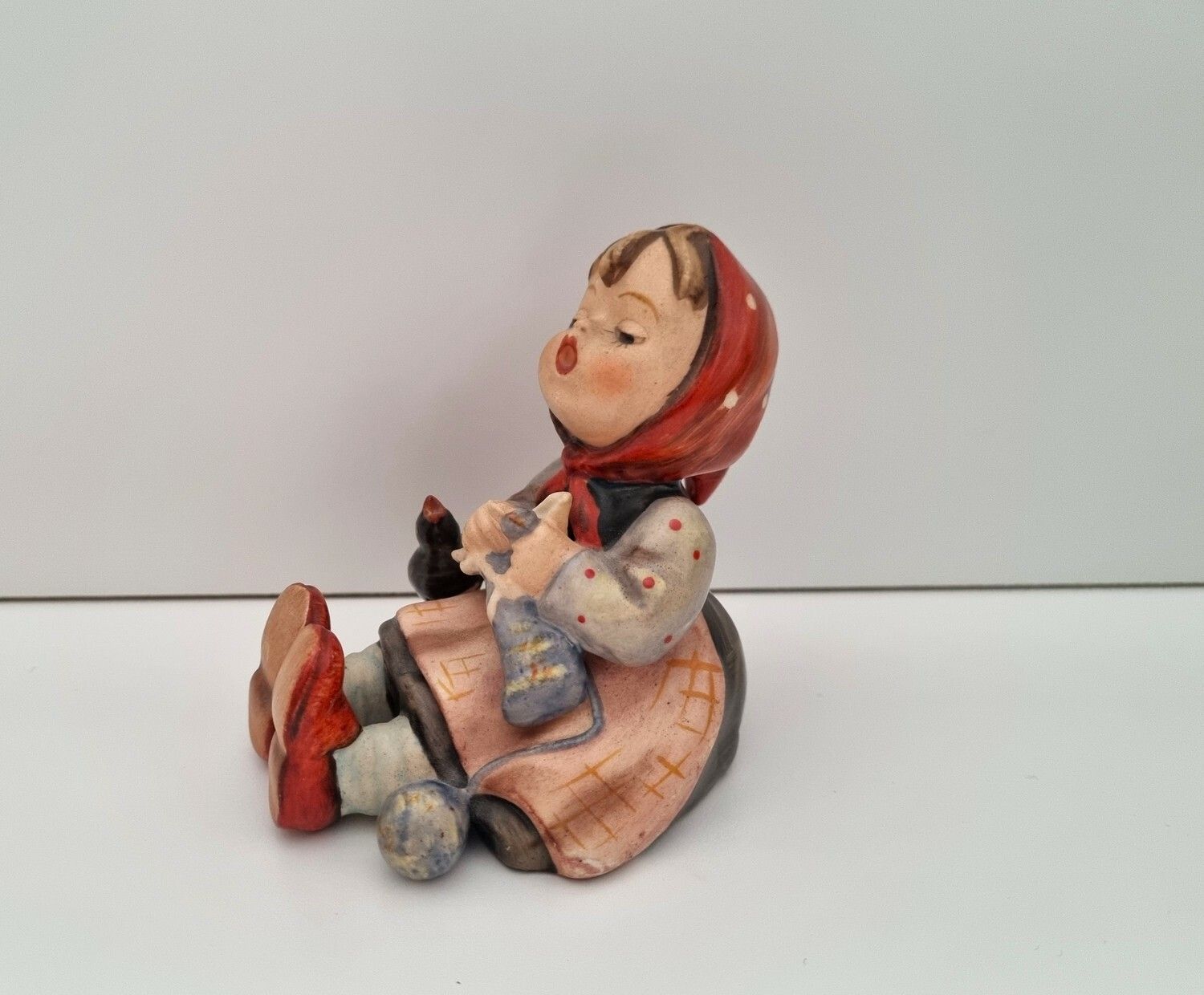 Goebel Hummel figurin - Flicka som fördriver tiden