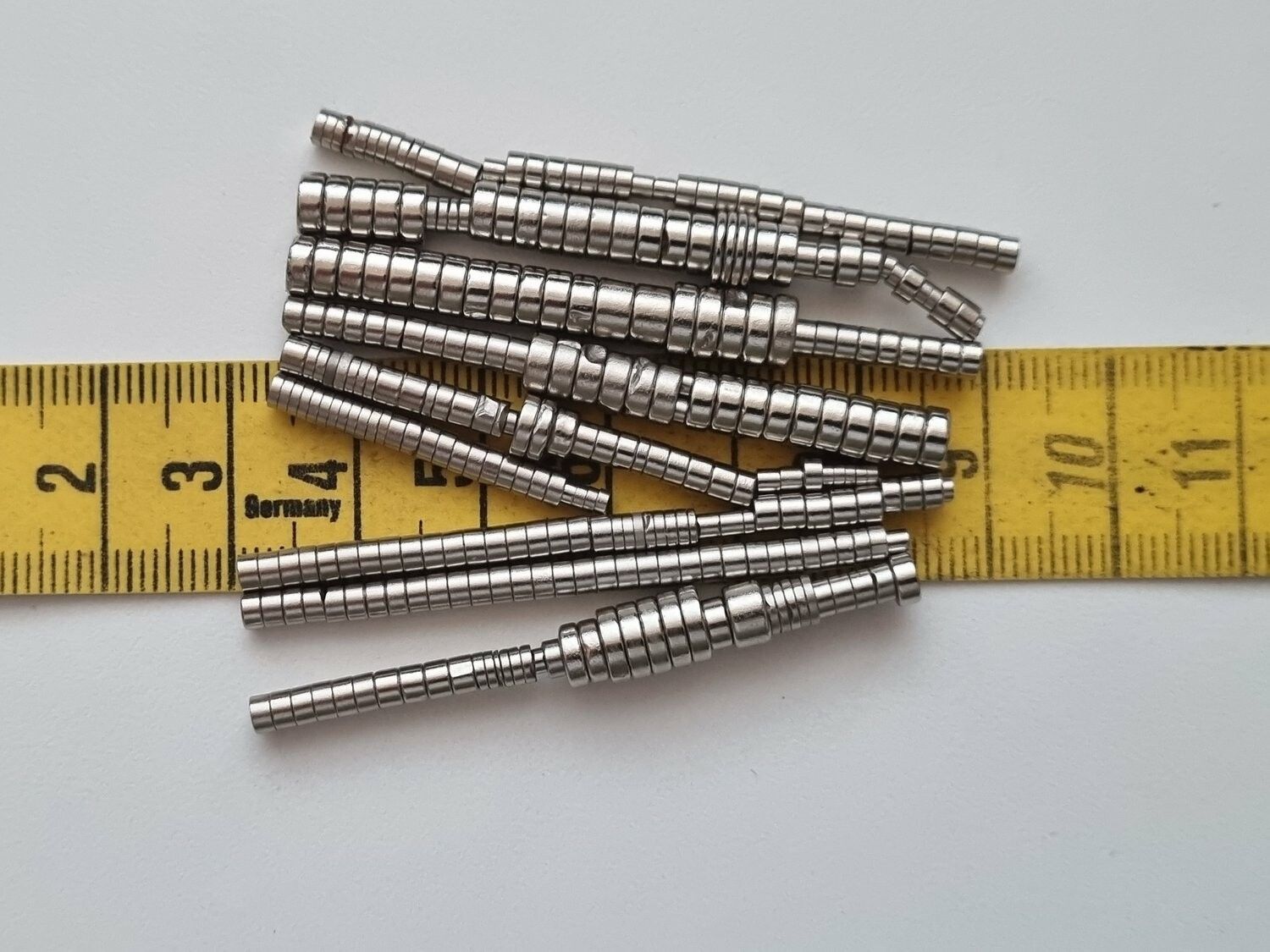 Ca 300 st chippade / trasiga Neodymium magneter i olika storlekar