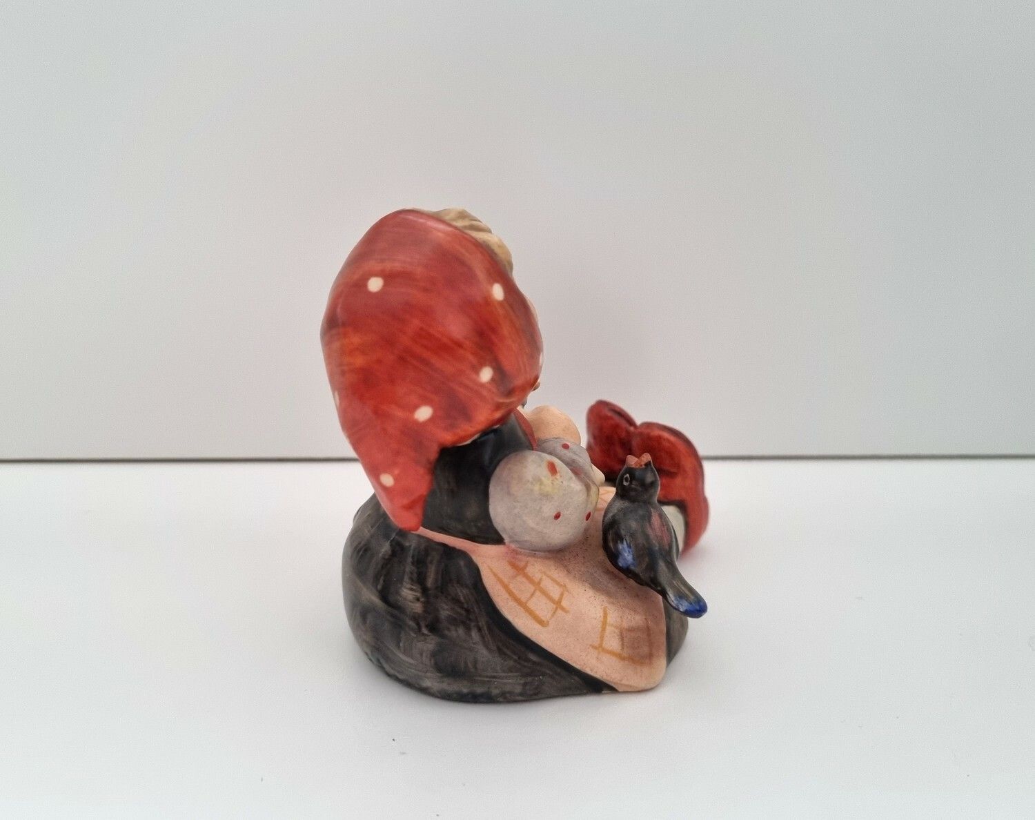 Goebel Hummel figurin - Flicka som fördriver tiden