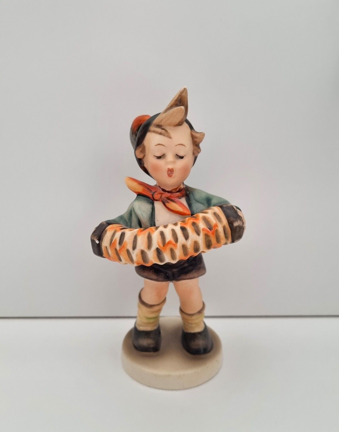 Goebel Hummel figurin - Pojke med dragspel