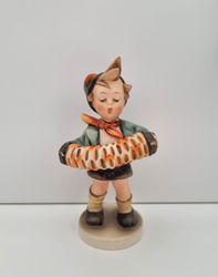 Goebel Hummel figurin - Pojke med dragspel
