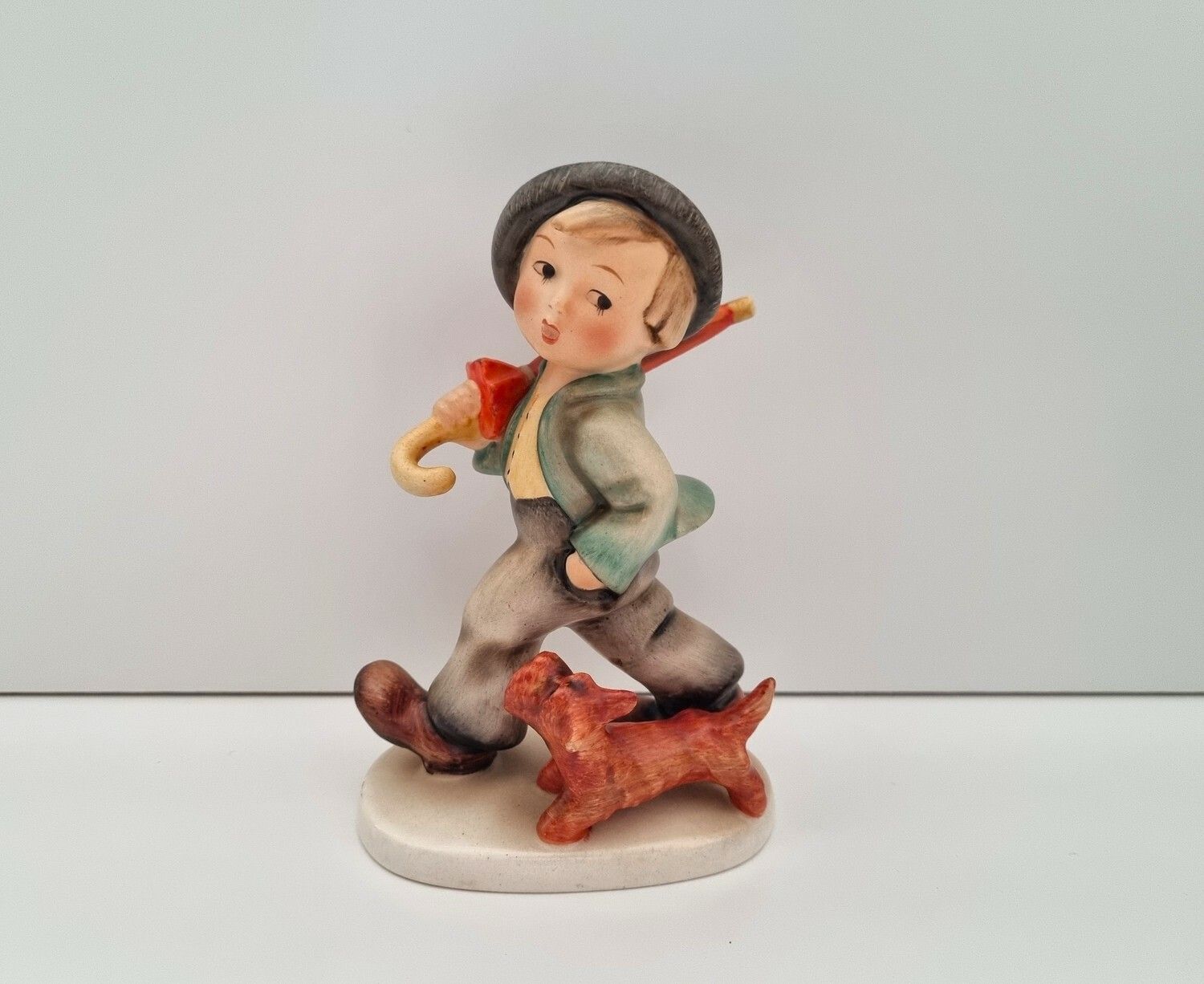 Goebel Hummel figurin - Pojke med paraply och hund