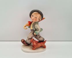 Goebel Hummel figurin - Pojke med paraply och hund