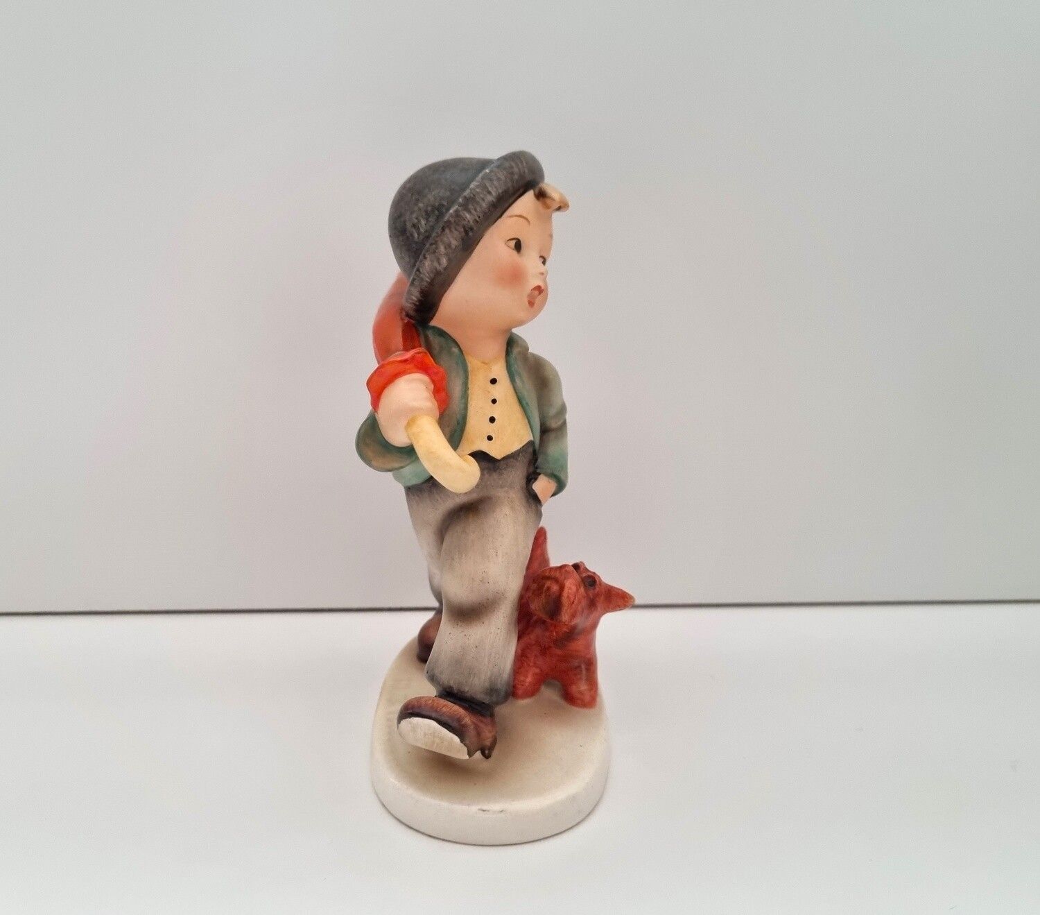 Goebel Hummel figurin - Pojke med paraply och hund