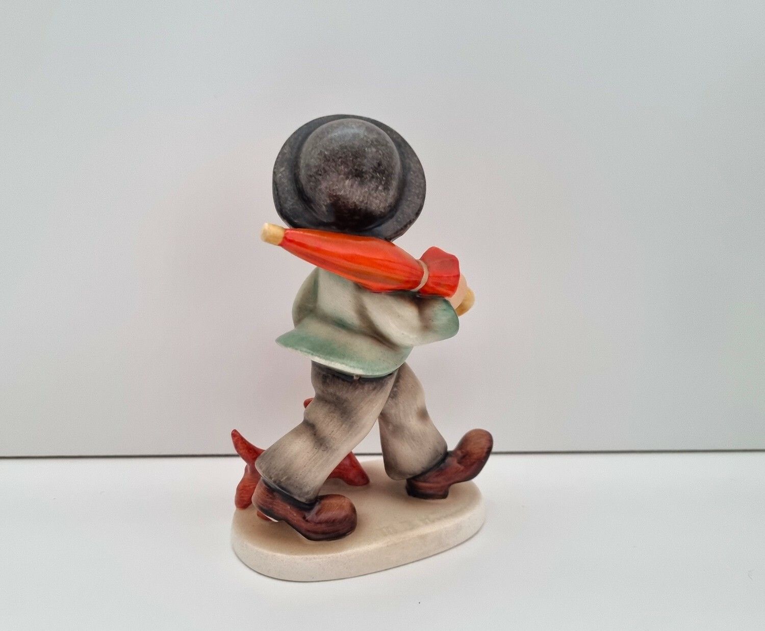 Goebel Hummel figurin - Pojke med paraply och hund
