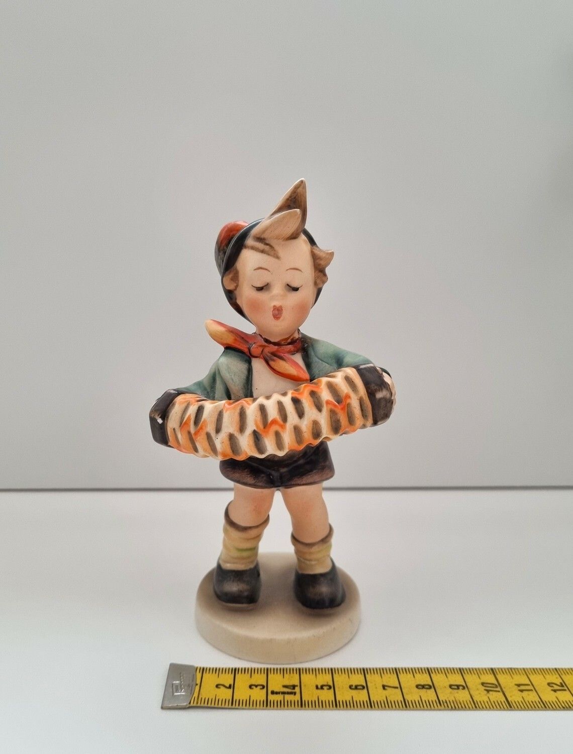 Goebel Hummel figurin - Pojke med dragspel