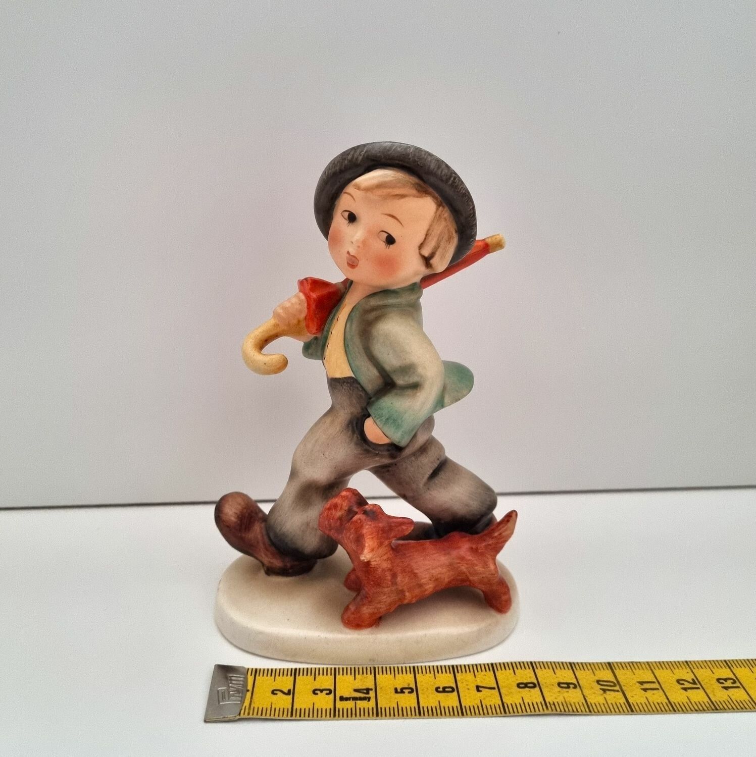 Goebel Hummel figurin - Pojke med paraply och hund